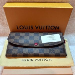 LOUIS VUITTON
Emilie leather wallet